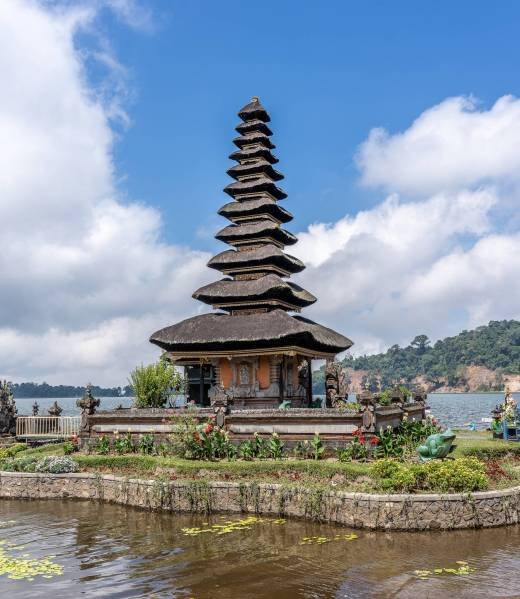 A vertical shot of the Pura Ulun Danu Bratan temple in Indonesia